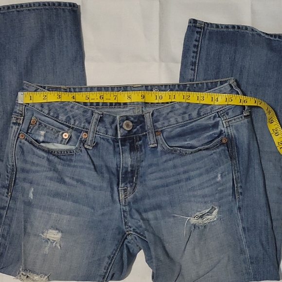 American Eagle mid rise light wash boyfit destroyed crops size 4 - Picture 2 of 6